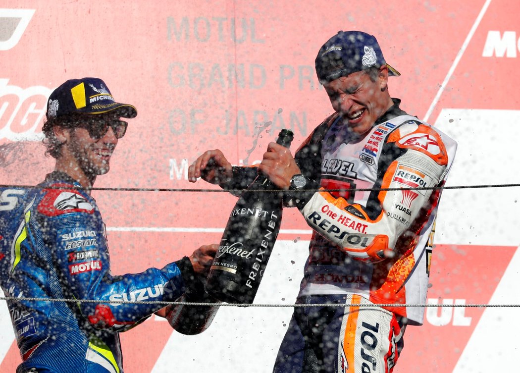 Marc Márquez vyhrál v Japonsku poosmé v sezoně a na stupních vítězů si tak mohl užívat šampaňského společně se třetím Alexem Rinsem