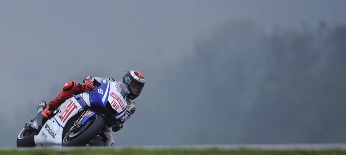 Motocyklový závodník Jorge Lorenzo teď musí zpomalit. Na rychlé stroje si totiž dělá řidičské oprávnění.