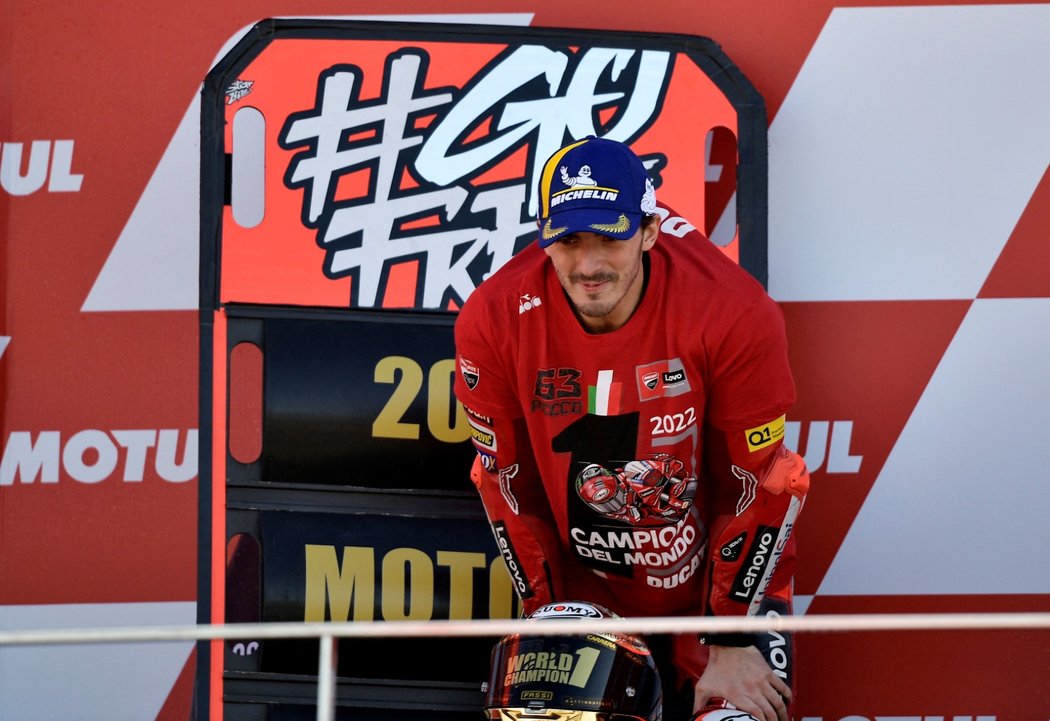 Francesco Bagnaia slaví zisk prvního titulu mistra světa v MotoGP