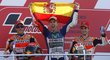 Jorge Lorenzo slaví titul mistra světa, vlevo ve Valencii druhý Marc Marquez, vpravo bronzový Dani Pedrosa