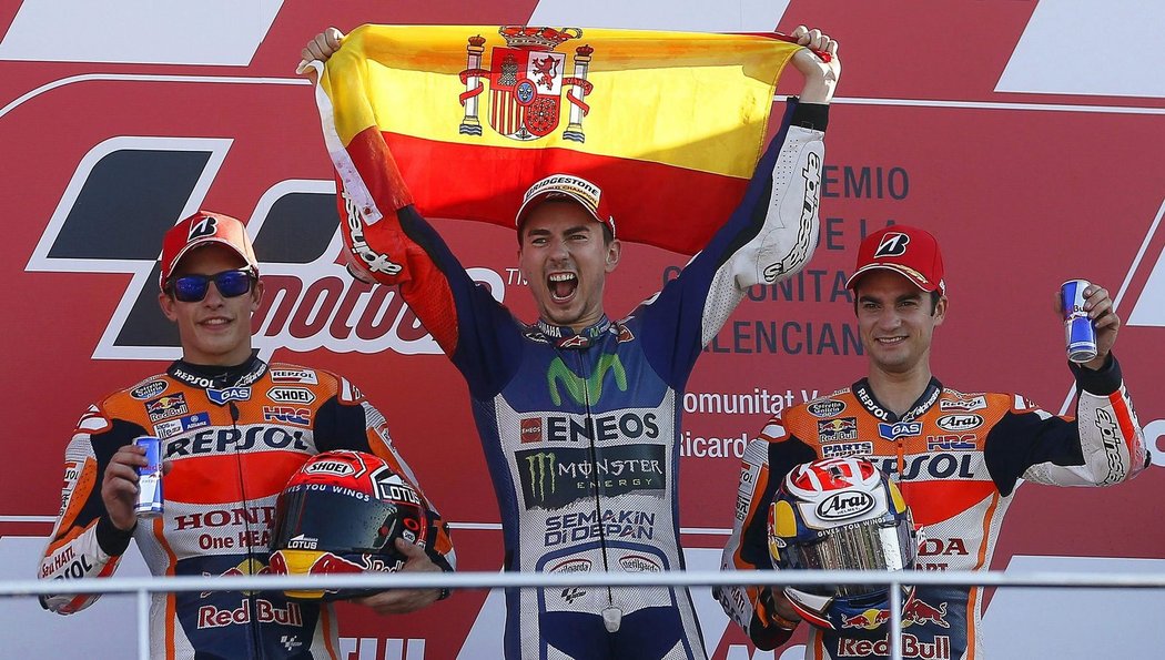 Jorge Lorenzo slaví titul mistra světa, vlevo ve Valencii druhý Marc Marquez, vpravo bronzový Dani Pedrosa