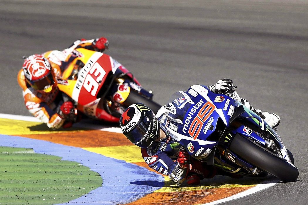 Jorge Lorenzo ve vedení GP Španělska, vlevo parťák Marc Marquez 