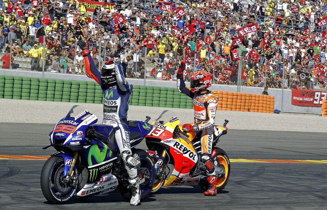 Jorge Lorenzo (vlevo) a Marc Márquez slaví první a druhé místo v kvalifikaci na španělskou Grand Prix. Stejně dojeli i v samotném závodě...