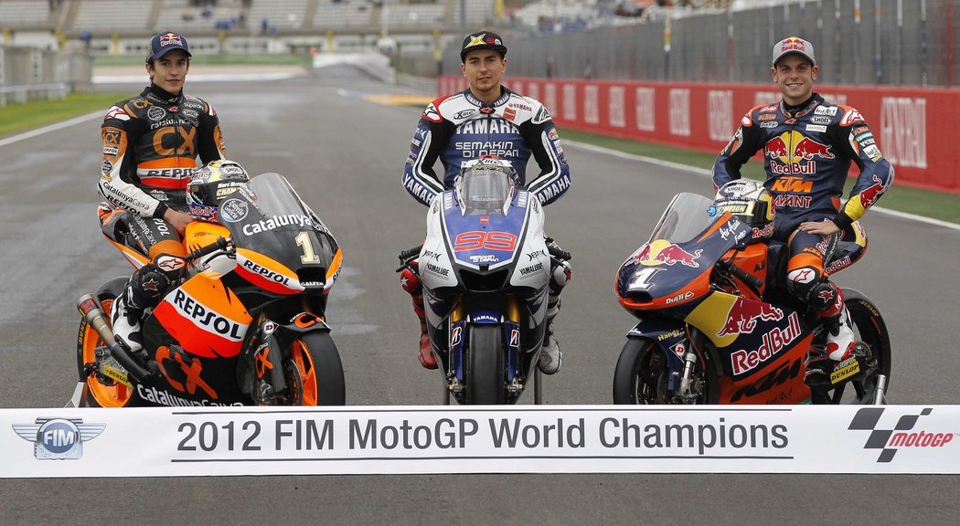 Trio šampionů. Zleva Marc Marquez (Moto2), Jorge Lorenzo (MotoGP) a Sandro Cortese (Moto3)