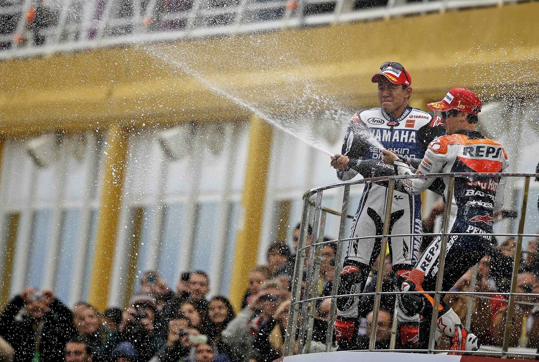 Španělský jezdec Dani Pedrosa slaví vítězství v domácím závodě ve Valencii