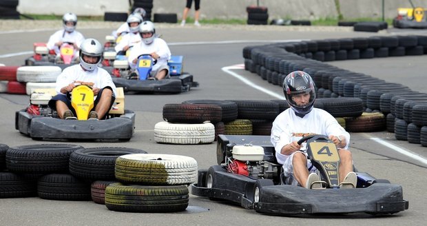 Máma (†30) se chtěla vyfotit na motokáře: Vyletěla z dráhy a spadla do rokle! 