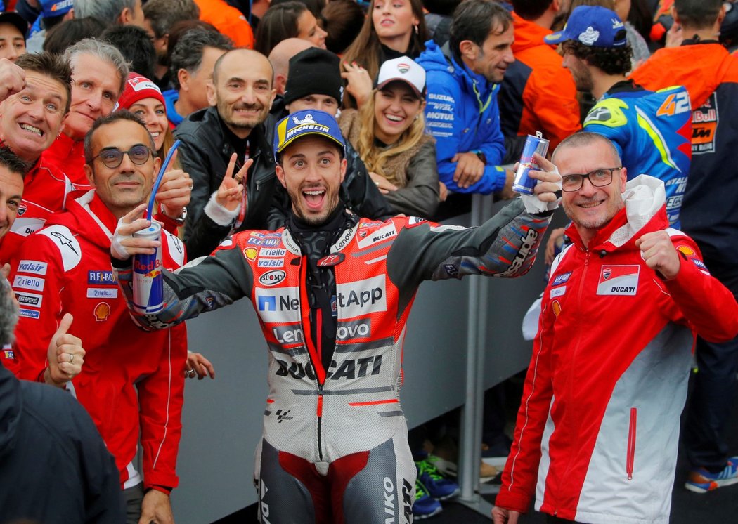 Andrea Dovizioso se raduje z vítězství ve Velké ceně Valencie Moto GP