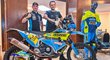 Motorkáři Martin Michek (vlevo) a Milan Engel pózují v Praze na tiskové konferenci českého týmu Orion-Moto Racing Group k Rallye Dakar 2022