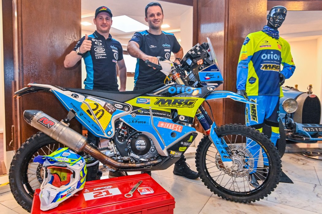 Motorkáři Martin Michek (vlevo) a Milan Engel pózují v Praze na tiskové konferenci českého týmu Orion-Moto Racing Group k Rallye Dakar 2022