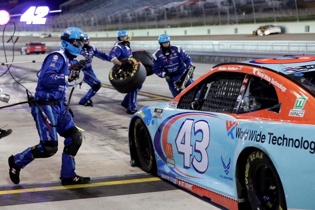 Pitstop Bubby Wallace při závodech NASCAR v Homesteadu