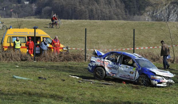 Havarovaný vůz Lukáše Lapdavského. Havarovaný vůz Lukáše Lapdavského.