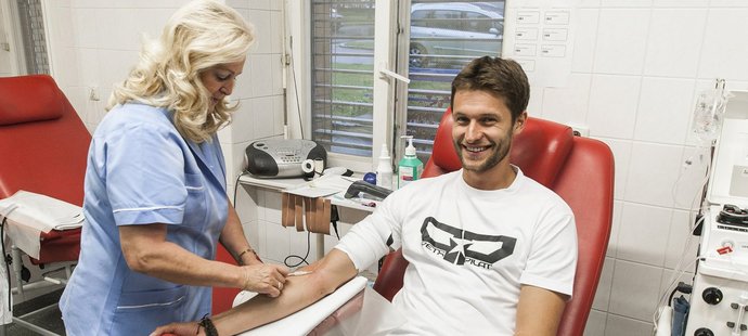 Freestyle motokrosař Petr Pilát stihl před pokračováním MS v Rize darovat krev.