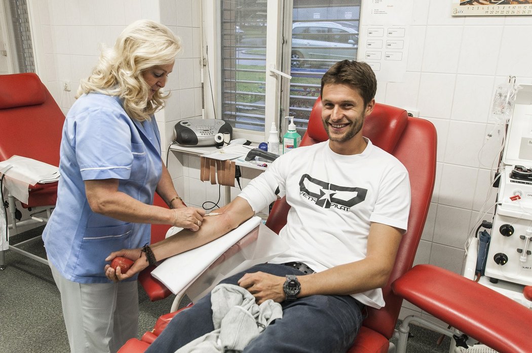 Freestyle motokrosař Petr Pilát stihl před pokračováním MS v Rize darovat krev.