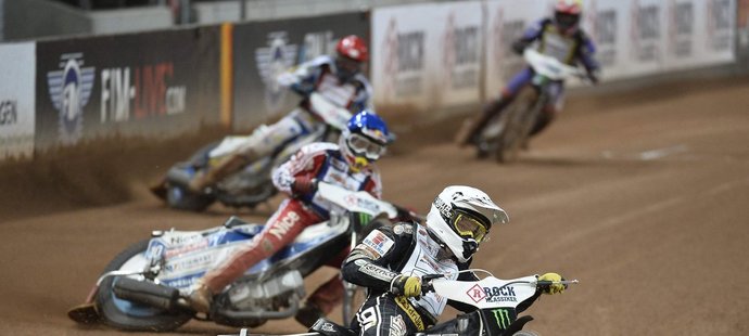 Britský jezdec Tai Woffinden je novým mistrem světa na ploché dráze. V závěrečném závodu šampionátu v Toruni skončil šestý a bez potíží udržel první místo v celkové klasifikaci. Před dvěma týdny si přitom v předchozí Grand Prix ve Stockholmu zlomil klíční kost a v Polsku závodil s tímto zdravotním handicapem.