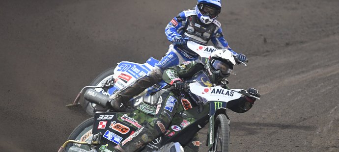 Plochodrážní Grand Prix ČR vyhrál Polák Janusz Kolodziej (vpředu) před dánským závodníkem Leonem Madsenem (vzadu)