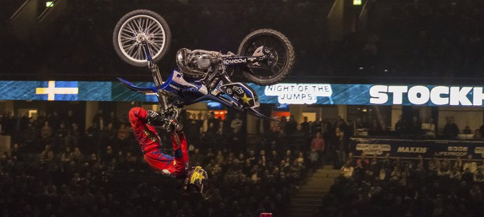 Český freestyle motokrosař Libor Podmol vybojoval na mistroství světa série NIGHT of the JUMPs ve Švédsku druhé místo.