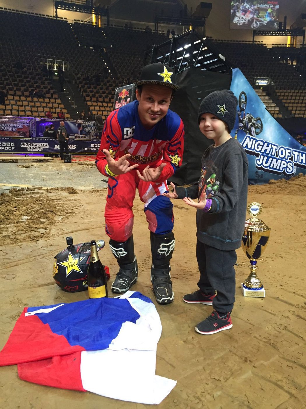 Český freestyle motokrosař Libor Podmol slavil vítězství se svým synem