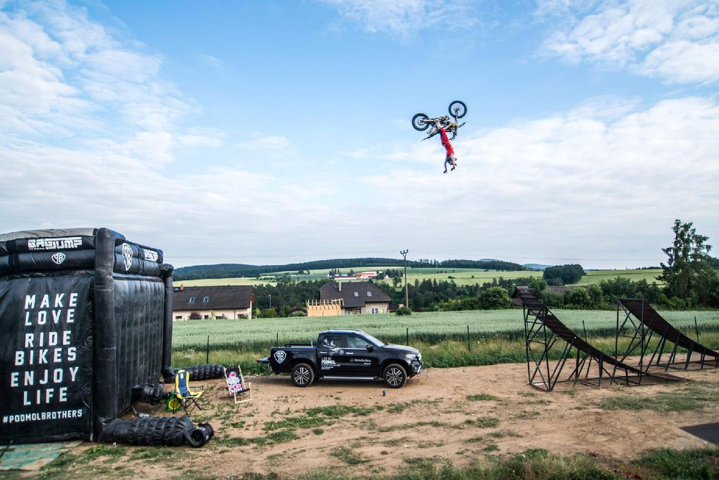 Českého freestyle motokrosaře Libora Podmola čeká bláznivá mise.