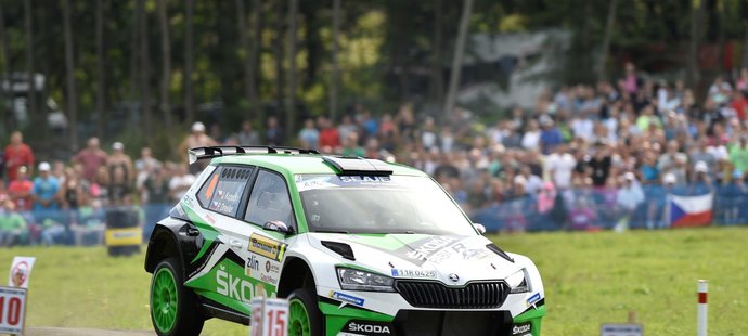 Jan Kopecký je po pěti rychlostních zkouškách Barum rallye na 2. místě, na vedoucího Rusa Lukjaňuka ztrácí čtyři desetiny