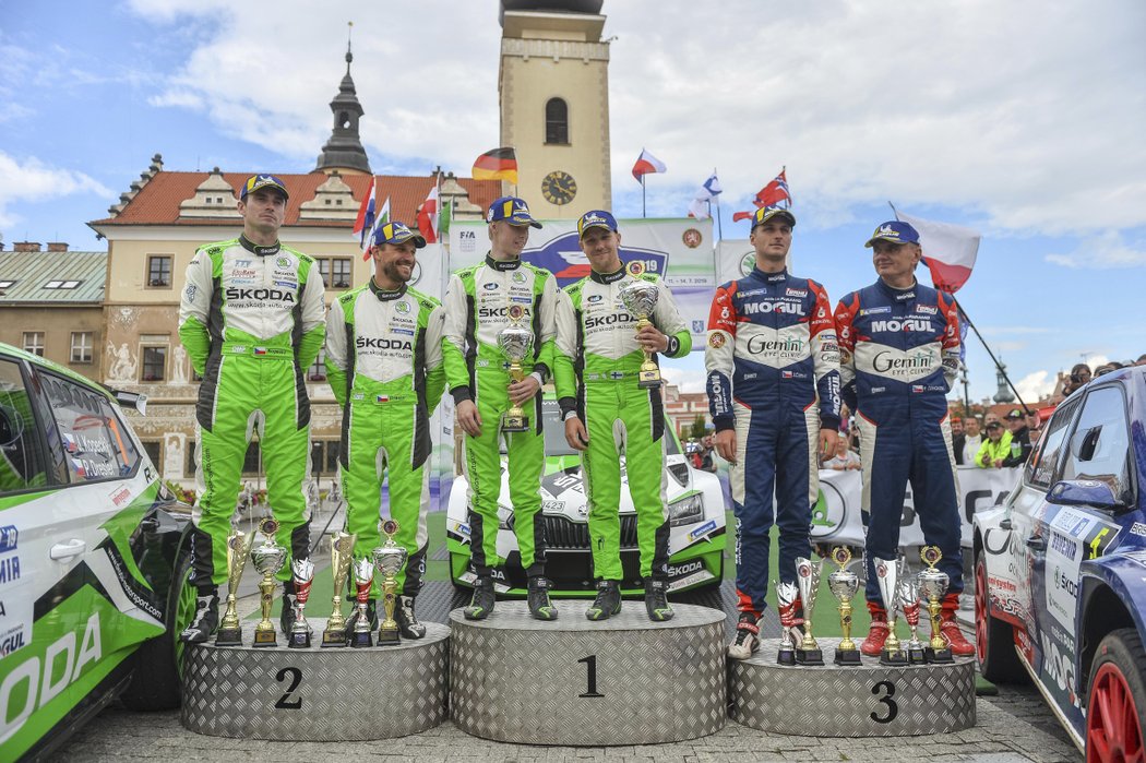 Takhle vypadaly na Rallye Bohemia stupně vítězů