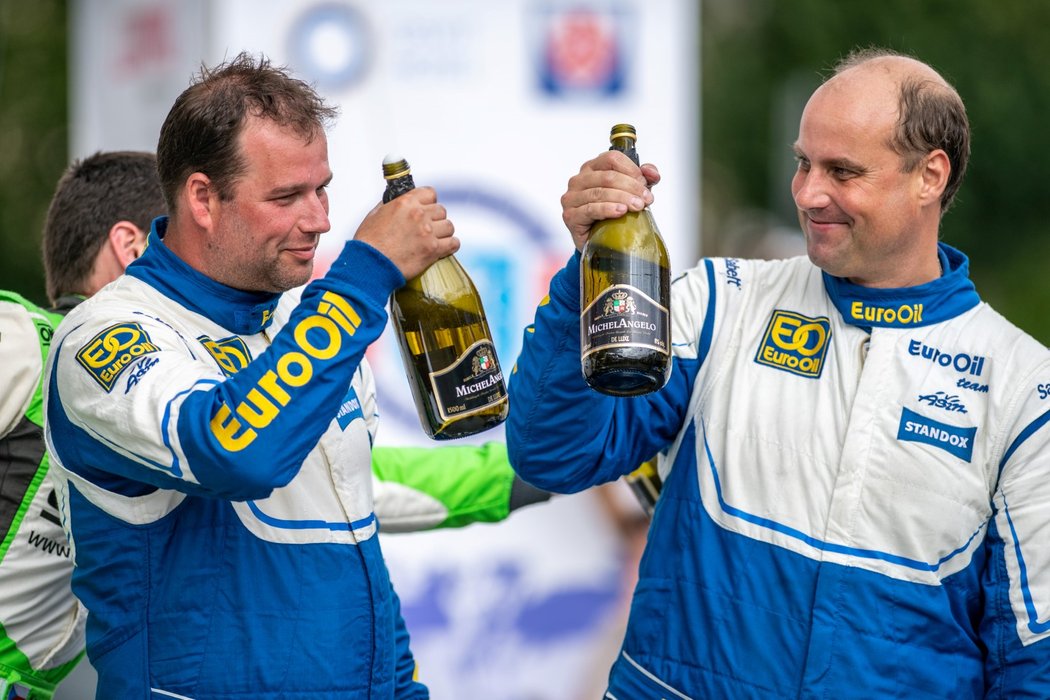 Václav Pech (vlevo) a Petr Uhel oslavují vítězství v Rallye Bohemia