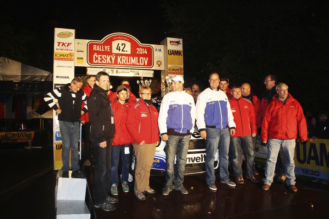 Úřadující český šampion Václav Pech ovládl Rallye Český Krumlov, druhý díl mezinárodního mistrovství republiky v automobilových soutěžích. O vítězství bojoval s továrním jezdcem Škody Janem Kopeckým, který však v poslední rychlostní zkoušce havaroval.