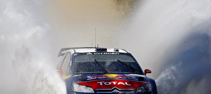 Sebastien Ogier se svým Citroënem na trati