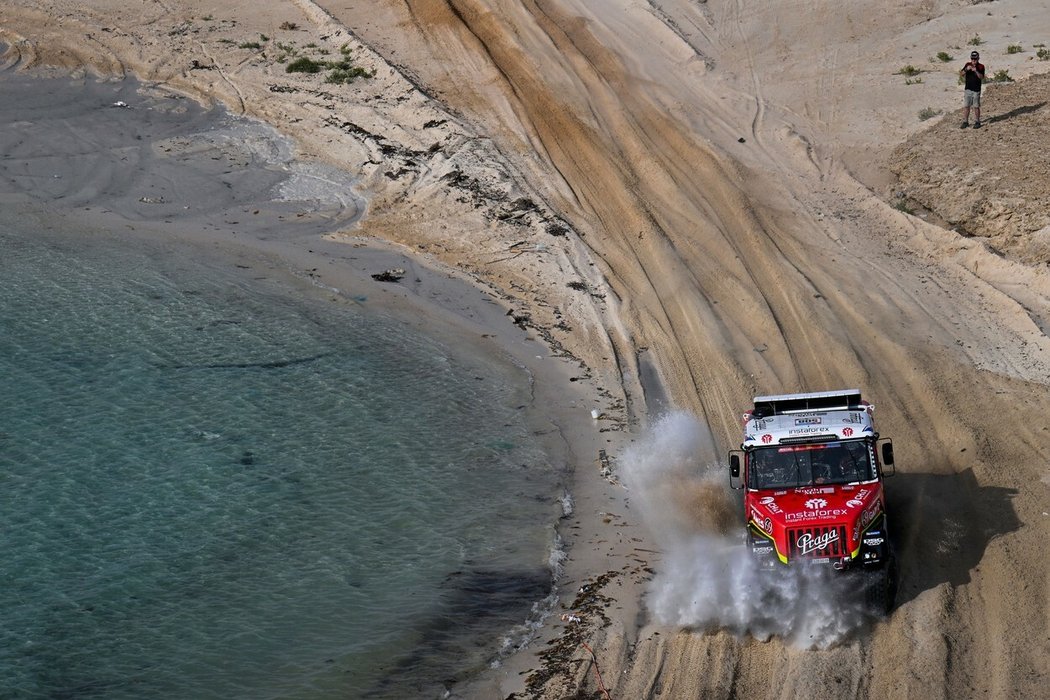 Kamion Aleš Lopraise během první etapy Rallye Dakar 2023