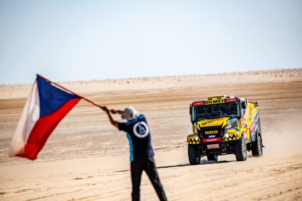 Martin Macík a jeho posádka dokončili Dakar na pátém místě