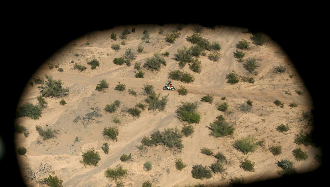 Francouzský jezdec David Casteu zachycený z okýnka vrtulníku