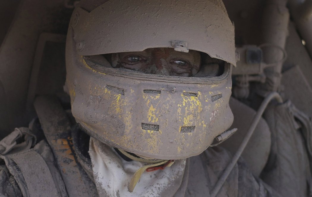 Tim Coronel předvádí, jak vypadají jezdci Dakaru