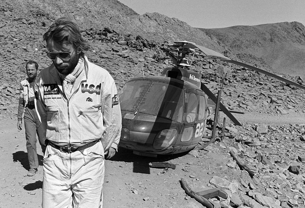 Thierry Sabine u porouchaného vrtulníku na dakarské rallye v roce 1985. Podobný stroj se mu pak měl stát osudným...