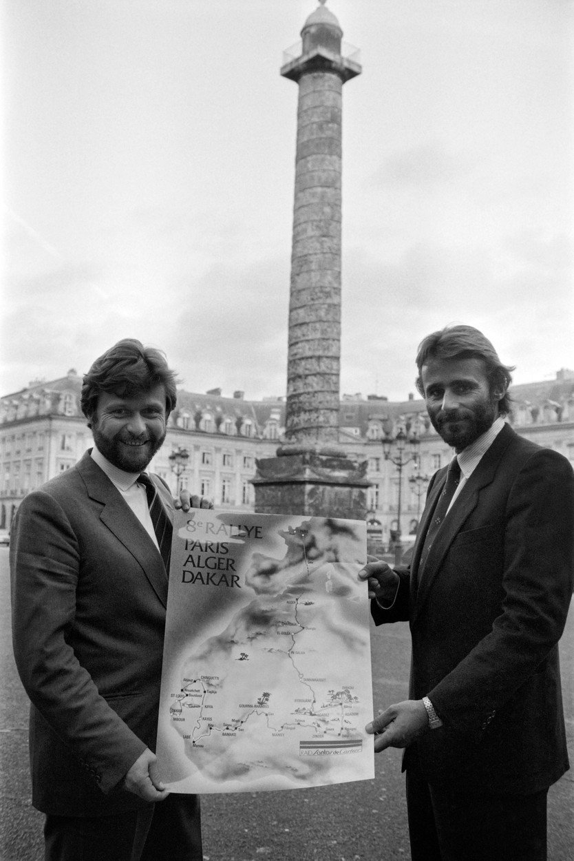 Thierry Sabine a Alain-Dominique Perrin, šéf klenotnictví Cartier, představují plakát osmého ročníku Rallye Paříž - Alžír - Dakar v prosinci 1985