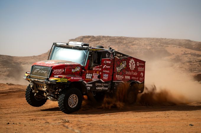 Loprais ovládl 6. etapu Dakaru a posunul se na třetí místo. Smolný den pro Macíka i Prokopa Loprais ovládl 6. etapu Dakaru a posunul se na třetí místo. Smolný den pro Macíka i Prokopa