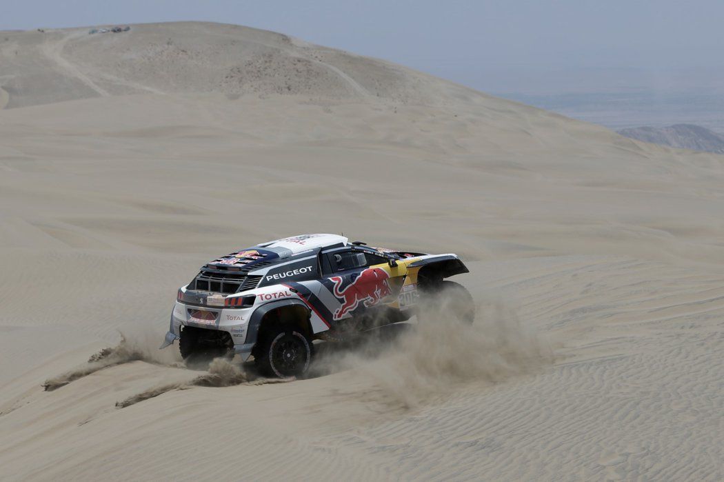 Francouzský pilot Sebastian Loeb na Rallye Dakar předčasně skončil