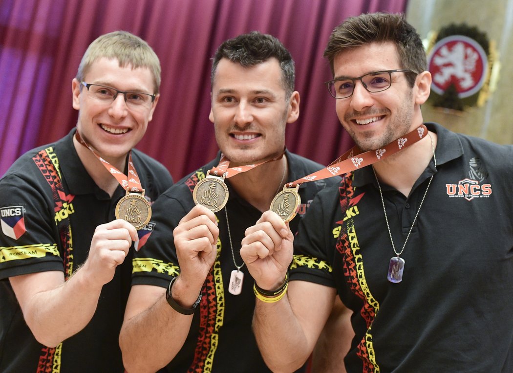 David Švanda, František Tomášek a Martin Macík pózují během tiskové konference v Praze