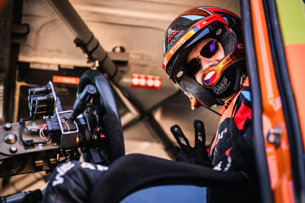 Martin Macík v kabině svého Čendy na Rallye Dakar 2023