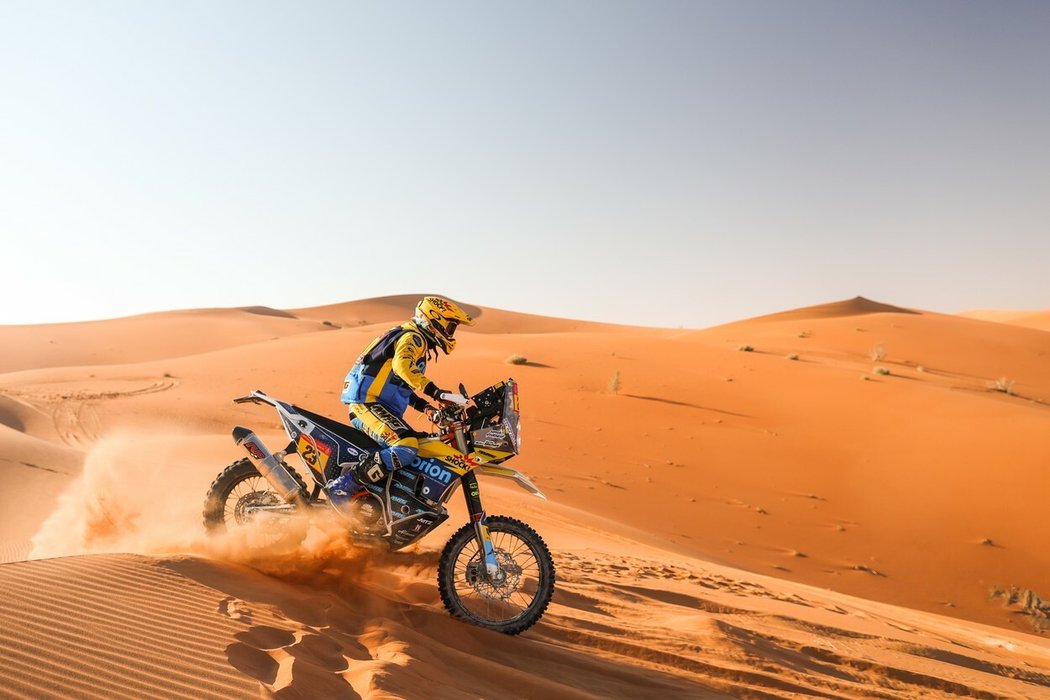 Český jezdec Martin Michek na trati 46. ročníku slavné rallye Dakar