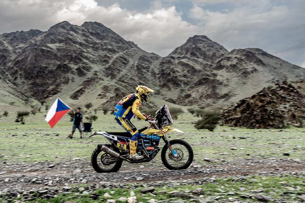 Český motocyklista Milan Engel během závodu na Rallye Dakar 2023