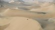 Motocyklisté zdolávají písečné duny
