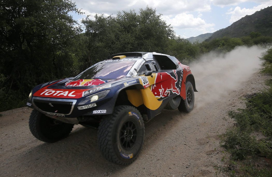 Rekordman Rallye Dakar Francouz Stéphane Peterhansel si dojel s peugeuotem pro 12. titul