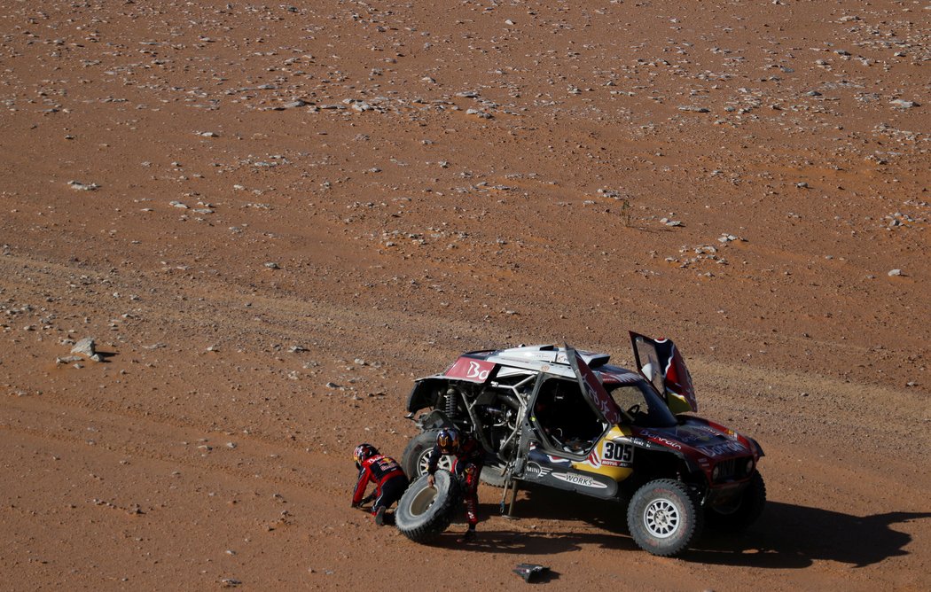 Měnění pneumatik je na Dakaru na denním pořádku, zkusil si to i Sainz