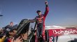 Carlos Sainz slaví po dvanácté dakarské etapě
