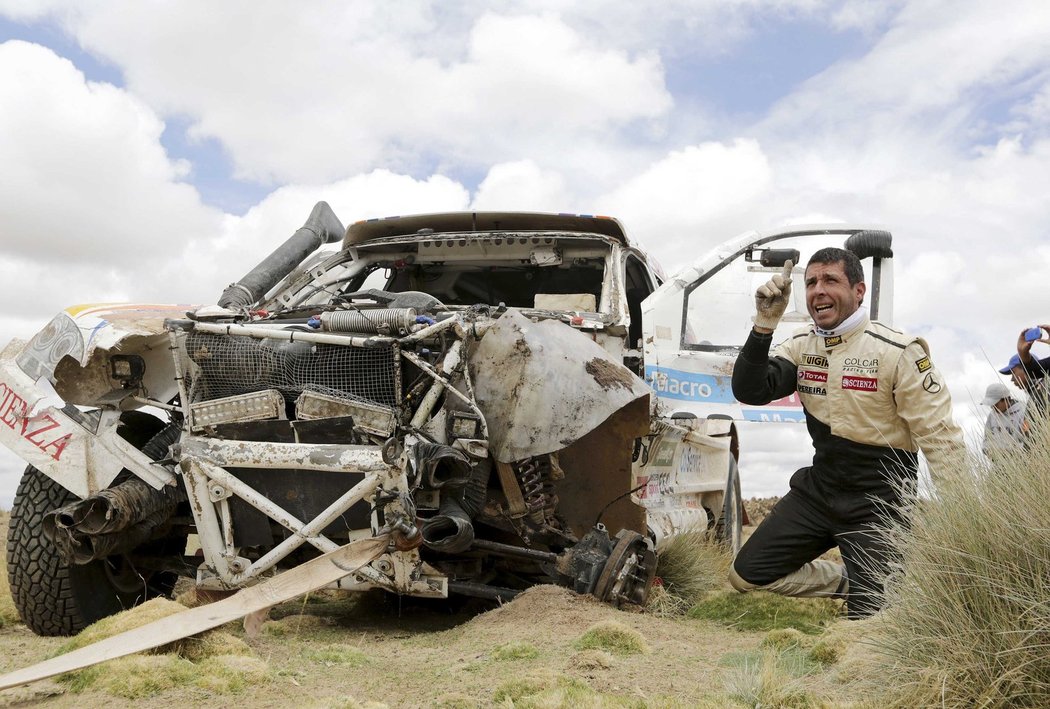 Argentinec Juan Manuel Silva se snaží dát dohromady svůj rozbitý Mercedes.