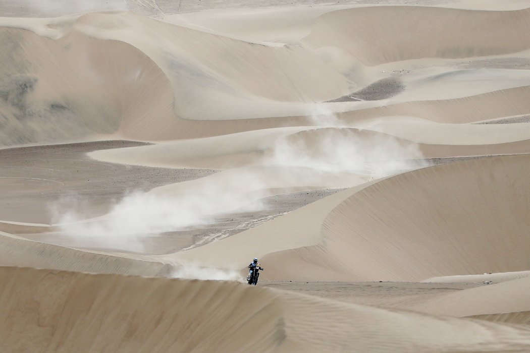 Francouz Adrien Van Beveren se řítí po písečné duně