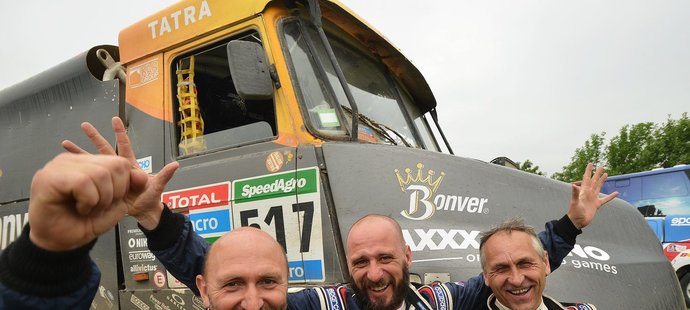 Navigátor Jaroslav Miškolci, pilot Tomáš Vrátný a šéfmechanik Milan Holáň z týmu Bonver Dakar Project se radují z úspěšně zvládnutého Dakaru. Dojeli čtrnáctí.