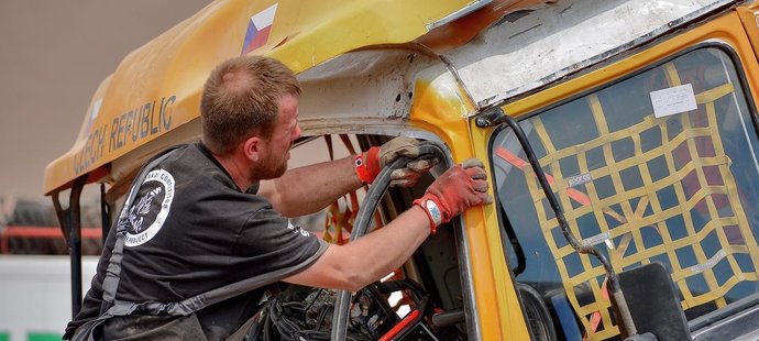 Mechanici týmu Bonver Dakar Project měli po smolné etapě na kamionu hromadu práce.