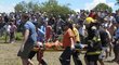 Zraněný divák na dakarské rallye je transportován do nemocnice