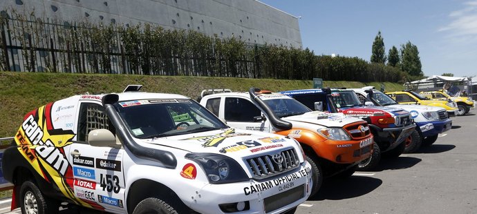 Soutěžní automobily v Rosariu připravené na technickou přejímku Rallye Dakar