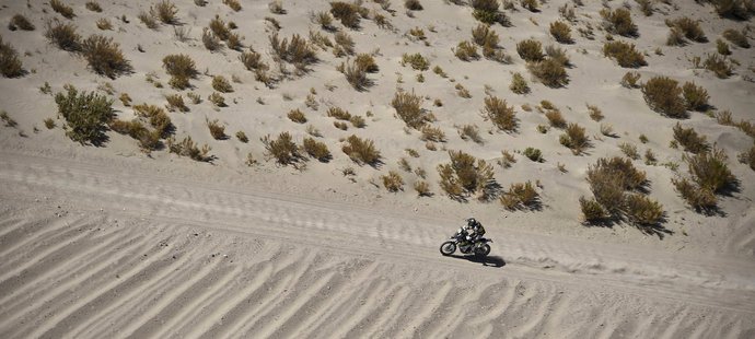 Pořádné duny letošnímu Dakaru chybí, písek přesto jezdci potkají